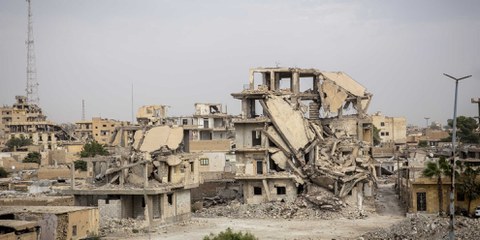 Bachar Aljazaz a fui la Syrie avec sa famille en 2012 et trouvé refuge en Suède, mais reste très attaché à la francophonie. Ici, les décombres de la ville de Raqqa. © AI