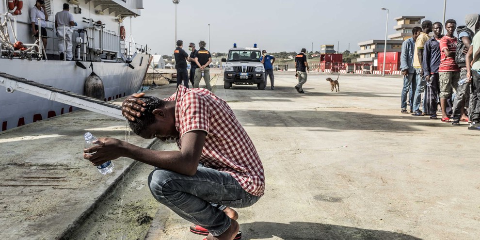 Le journaliste Étienne Dubuis a recueilli les témoignages de dizaines d’hommes, de femmes et d’enfants originaires d’Afrique de l’Ouest, arrivés en Europe après la chute de Mouammar Kadhafi en Libye. © Giles Clarke/Getty Images