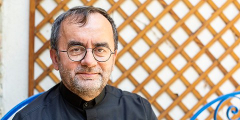 Depuis 2015, le Père Desbois s'emploie à documenter et faire reconnaître le génocide des Yézidi.e.s. ©Lola Ledoux