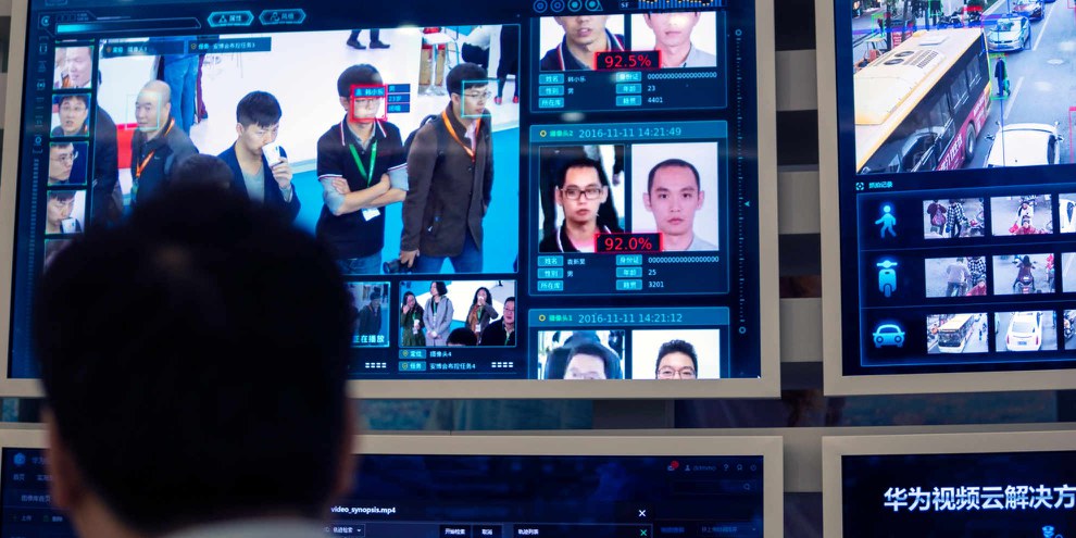 Un employé de Huawei fait la démonstration d'une technologie de reconnaissance faciale et de localisation. ©Keystone/EPA/Aleksandar Plavevski