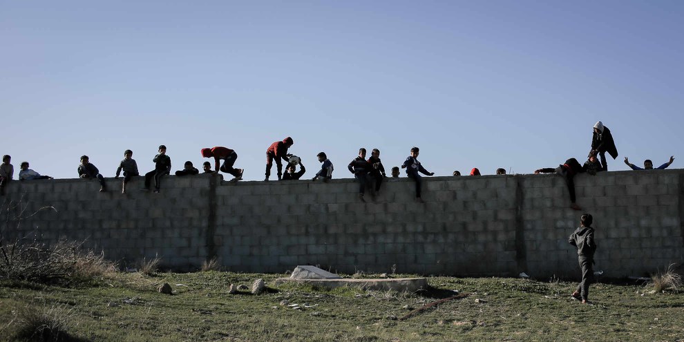 Des enfants jouant sur un mur de béton à Khan Younès, une ville située au sud de la Bande de Gaza et réputée pour être une place forte du Hamas. ©Val Yankin
