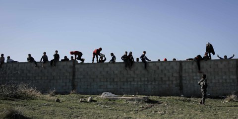 Des enfants jouant sur un mur de béton à Khan Younès, une ville située au sud de la Bande de Gaza et réputée pour être une place forte du Hamas. ©Val Yankin