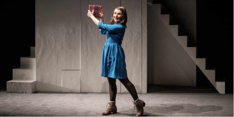 Judith Goudal incarne sur les planches une Anne Frank joyeuse et pleine d’espoir. © Julien James Auzan