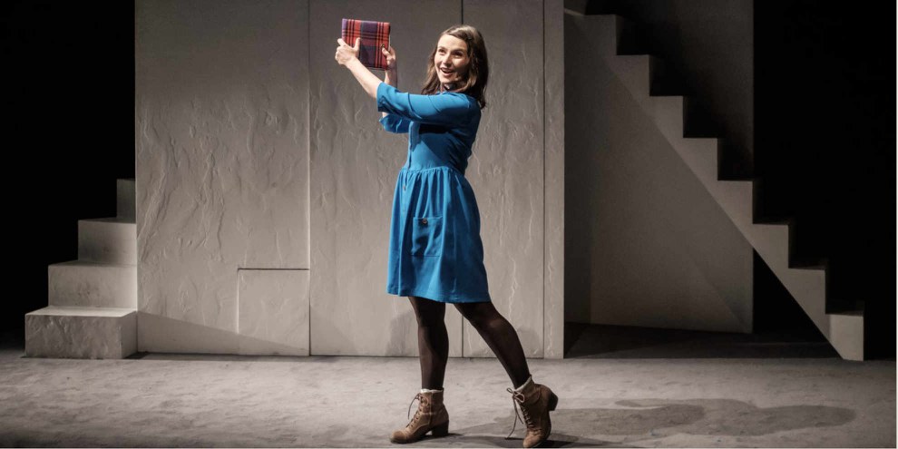 Judith Goudal incarne sur les planches une Anne Frank joyeuse et pleine d’espoir. © Julien James Auzan