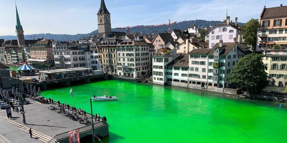 À Zurich, la Limmat a été colorée de vert par des activistes écologistes d’Exction Rebellion le 10 septembre dernier. Les activistes ont utilisé de l’uranine, une substance chimique inoffensive pour l’humain et l’environnement. ©Reuters