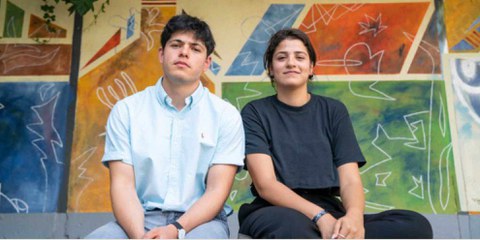 Seán Binder et Sarah Mardini ont aidé des réfugié·e·s à Lesbos. Ces deux jeunes sont aujourd’hui menacé·e·s de 25 ans d’emprisonnement. © Amnesty International