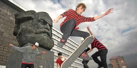 La ville de Chemnitz, dans l’Etat de Saxe, est devenu en quelques années le centre névralgique du nationalisme allemand. Ici, des jeunes skateurs devant un monument représentant Karl Marx. © CARO / DAHL / Keystone