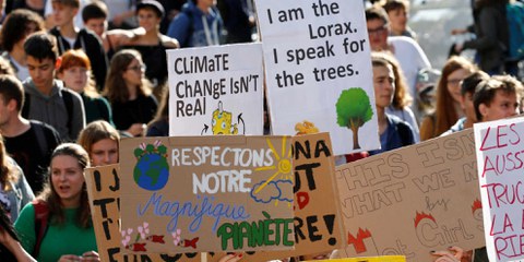 Les marches pour le climat à Lausanne connaissent toujours un important succès, engageant autant les étudiant·e·s que les retraité·e·s et les jeunes parents. © Reuters/ Denis Balibouse