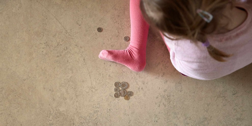 Selon Caritas, 103'000 enfants vivent dans la pauvreté en Suisse, et deux fois plus dans la précarité, soit juste au-dessus du seuil de pauvreté. Un chiffre en augmentation depuis 2017. ©Keystone/ CHRISTOF SCHUERPF