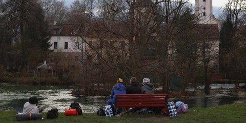 Dimanche 9 décembre 2019. Rachid, Walid, Ilyas et Amin, arrivés fin novembre à Bihac, dorment dans la rue. « Quand on se réveille le matin, l'eau de nos bouteilles s'est transformée en glace ». ©Rémi Carlier