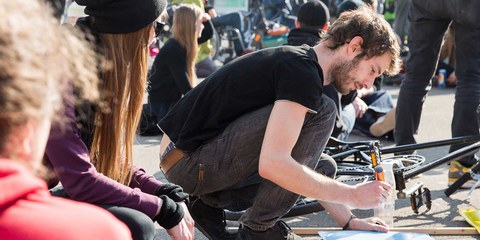 Exprimer son opinion lors d'une manifestation est également un droit fondamental garanti par la Constitution. Ici, un participant à un rassemblement se prépare à une manifestation de solidarité en faveur des droits des réfugié.e.s. ©CYRIL ZINGARO / Keystone
