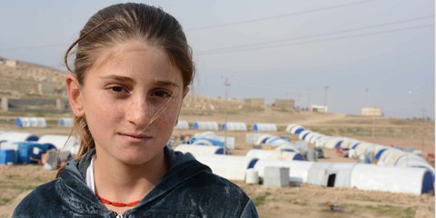 Une petite fille yézidie sur le Mont Sinjar. Comme des milliers de personnes, elle vit avec sa famille dans une tente depuis qu’elle a fui son village en 2014, suite au massacre de l’EI. ©Adiba Qassim