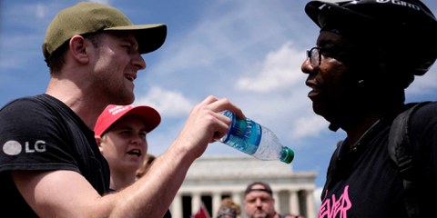 Don Folden, le fondateur d’une compagnie spécialisée dans les visites guidées sur l’histoire afro-américaine, est en pleine discussion avec un suprémaciste blanc lors d’une manifestation décrite comme un rassemblement pour la « liberté d'expression ». Lincoln Memorial à Washington, États-Unis. ©Reuters/ JAMES LAWLER DUGGAN