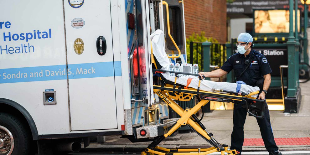 Le système de santé américain a atteint ses limites avec la crise de Covid-19. Le matériel pour le personnel soignant, notamment, a cruellement manqué. Ici, dans les rues de New York, ville durement touchée par la pandémie, le 2 mai 2020. © Shutterstock/ Tetiana.photographer