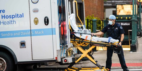 Le système de santé américain a atteint ses limites avec la crise de Covid-19. Le matériel pour le personnel soignant, notamment, a cruellement manqué. Ici, dans les rues de New York, ville durement touchée par la pandémie, le 2 mai 2020. © Shutterstock/ Tetiana.photographer