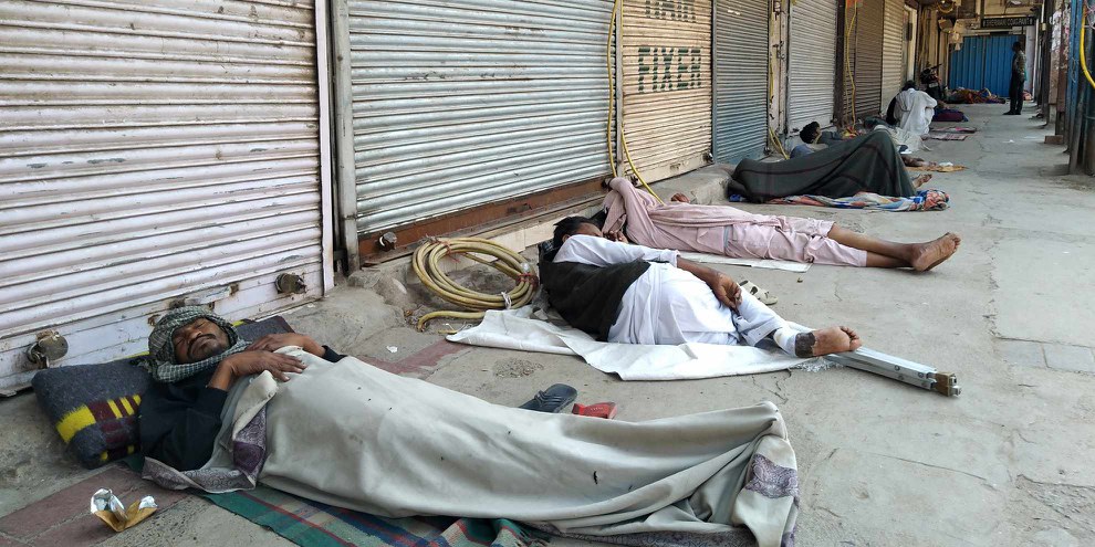 Des travailleurs migrants sur les trottoirs de Old Delhi. Ces derniers sont touchés de plein fouet par la pandémie de coronavirus. ©Vanessa Dougnac