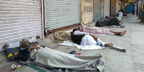 Des travailleurs migrants sur les trottoirs de Old Delhi. Ces derniers sont touchés de plein fouet par la pandémie de coronavirus. ©Vanessa Dougnac