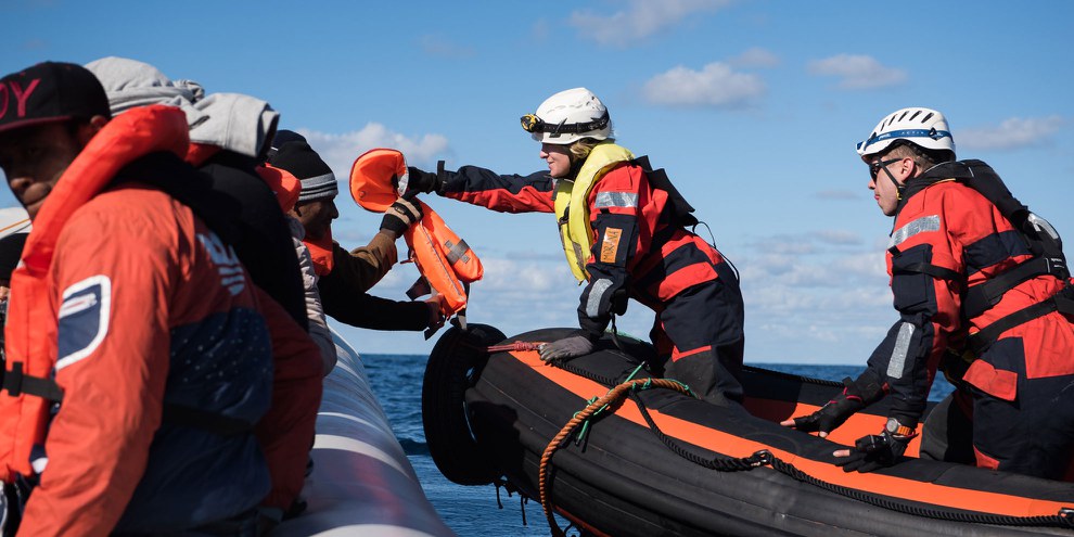 L’équipage du Sea Watch 3 en mission de sauvetage. Les réfugié·e·s dérivaient à bord d’un bateau pneumatique en mauvais état dans les eaux internationales, à environ 27 miles nautiques au large de Sabratha, en Libye. ©Chris Grodotzki / Sea-Watch.org