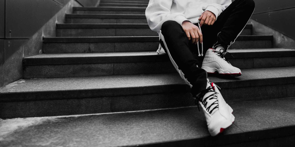 Il n’est pas rare que des enfants de familles précaires arborent des baskets chères, qui représentent souvent un moyen de mettre à distance les stigmates de la pauvreté, comme l’ont montré des études sociologiques. ©Shutterstock / Krasovski Dmitri