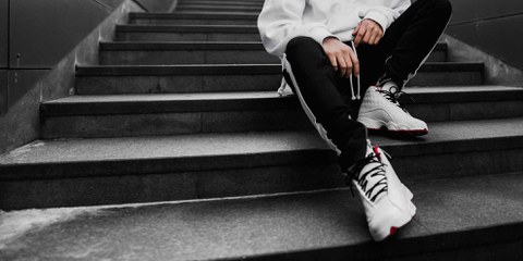 Il n’est pas rare que des enfants de familles précaires arborent des baskets chères, qui représentent souvent un moyen de mettre à distance les stigmates de la pauvreté, comme l’ont montré des études sociologiques. ©Shutterstock / Krasovski Dmitri