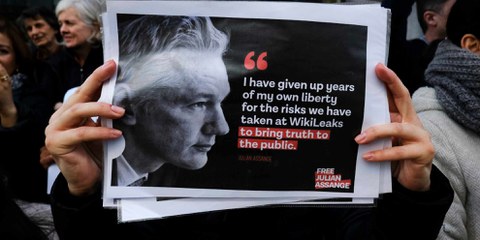 Des partisan·e·s du fondateur de WikiLeaks, Julian Assange, rassemblé·e·s devant l’ambassade britannique de Bruxelles, en Belgique. ©Shutterstock / Alexandros Michailidis