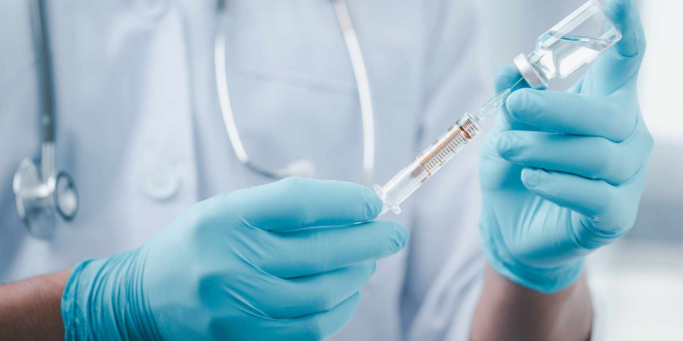 Pour venir à bout du COVID-19, il faut vacciner un maximum de personnes à travers le monde. ©Shutterstock / LookerStudio