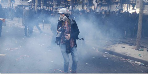 Les relations entre la presse et les forces de l’ordre sont de plus en plus tendues depuis 2018, année qui marque les débuts du mouvement des Gilets jaunes. Ici, lors de la manifestation du 1er Mai 2019, à Paris. ©Shutterstock / Alexandros Michailidis