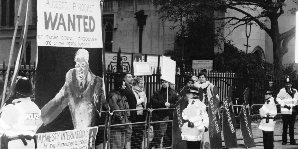 Les membres d'Amnesty dénoncent l'injustice publiquement, comme ici en Angleterre. © AI
