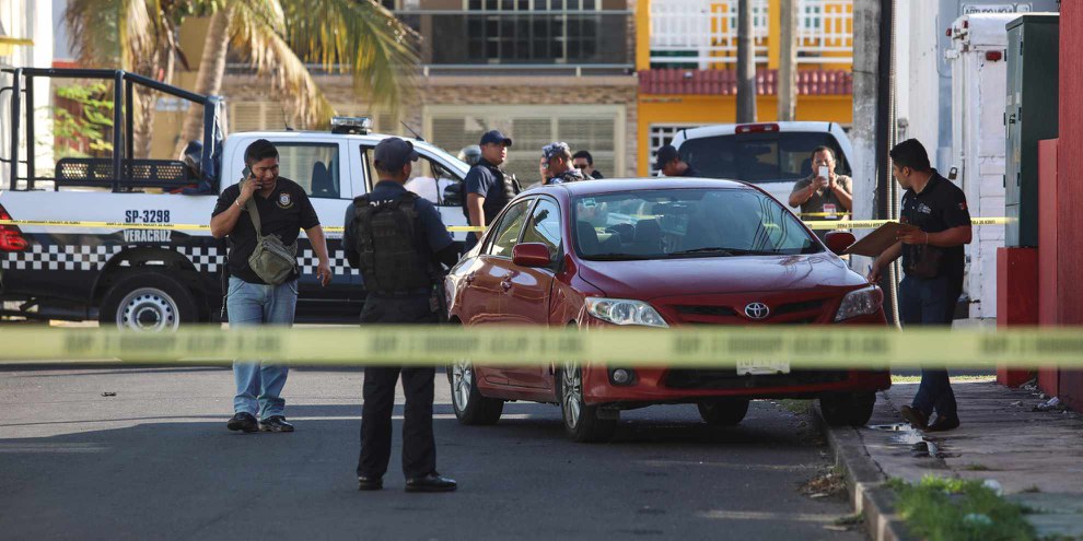 La police et le personnel médico-légal travaillent sur la scène de crime où un journaliste a été enlevé en juin 2019, à Boca del Río, dans l’État de Veracruz, au Mexique. Le professionnel des médias a été enlevé à son domicile par des hommes armés, selon le Réseau des journalistes de Veracruz. © Keystone / AP photo/Felix Marquez