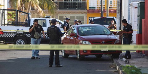 La police et le personnel médico-légal travaillent sur la scène de crime où un journaliste a été enlevé en juin 2019, à Boca del Río, dans l’État de Veracruz, au Mexique. Le professionnel des médias a été enlevé à son domicile par des hommes armés, selon le Réseau des journalistes de Veracruz. © Keystone / AP photo/Felix Marquez