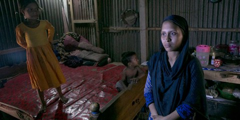 Reyhana Begum, 28 ans, est l’une de ces nombreuses Bangladaises qui quittent leur famille durant plusieurs mois pour travailler en tant que femme de maison, en Arabie Saoudite. Un sacrifice pour assurer l’éducation des enfants. © Allison Joyce/Getty Images