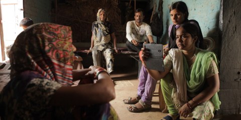 Sur le terrain, la reportrice en chef Meera Devi s’engage pour porter la voix des femmes et défend un journalisme de proximité. © Black Ticket Film