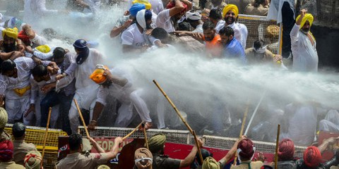 La police utilise des canons à eau pour disperser les manifestant·e·s, parmi lesquel·le·s figurent des partisan·e·s et des militant·e·s du parti Aam Aadmi (AAP) qui manifestent contre la pénurie d’électricité dans l’État du Penjab, à la périphérie de Chandigarh, la capitale, le 3 juillet 2021. © STR / AFP via Getty Images
