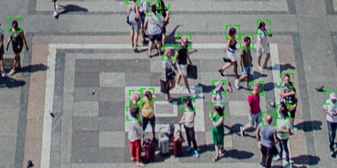 En Suisse, la police utilise aussi des logiciels de reconnaissance faciale. Sur la photo : une place à Milan. © istock / martinwimmer