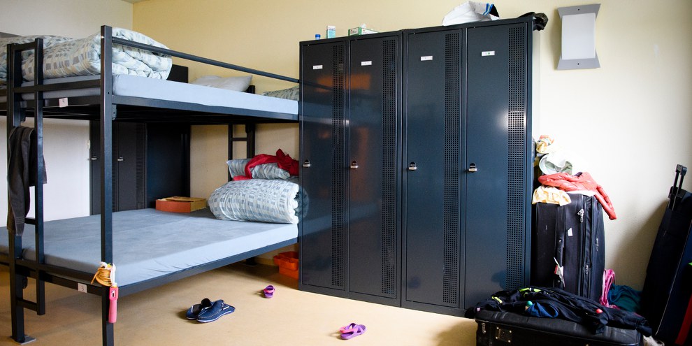 Une chambre d'un centre fédéral d'asile à Perreux, dans le canton de Neuchâtel © KEYSTONE/Manuel Lopez