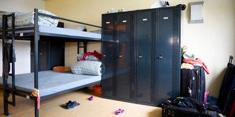 Une chambre d'un centre fédéral d'asile à Perreux, dans le canton de Neuchâtel © KEYSTONE/Manuel Lopez
