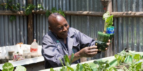 Joshua Kiamba utilise des méthodes d'agriculture innovantes pour faire pousser des légumes dans des espaces restreints © Bettina Rühl