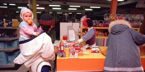 La sécurité alimentaire n'est pas garantie pour plus de 75% des Inuit·e·s de plus de quinze ans © KEYSTONE / ARCTICPHOTO / Bryan and Cherry Alexander