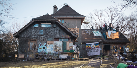 La ZAD du Mormont est située au coeur d’une colline qui surplombe la carrière de Holcim, dans le village vaudois d’Éclépens. © CC/Lahminewski Lab