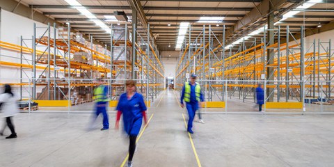 Dans les entreprises de logistique, où tout doit être fait rapidement mais avec précision, la surveillance des collaborateurices fait partie du quotidien. © Adrian Sulyok /unsplash