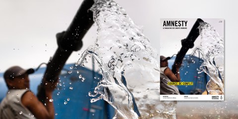 Un travailleur péruvien apporte de l'eau à Pachacútec, une banlieue de Lima qui souffre d'une grave pénurie d'eau. © Jan Sochor / Alamy Stock Photo