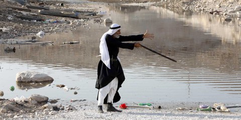 Un Palestinien âgé devant la sortie des eaux usées d'une colonie. © EPA/Abed Al Hashlamou