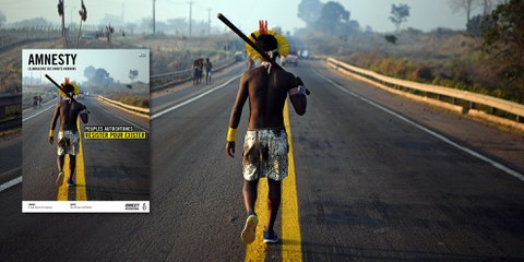 Un membre de la communauté Kayapo marche au milieu de l’autoroute BR163 durant une manifestation à Novo Progresso, au nord du Brésil, le 17 août 2020. Des activistes autochtones ont protesté contre le manque de soutien gouvernemental pendant la pandémie du COVID-19, et pour dénoncer la déforestation illégale sur leurs territoires. © CARL DE SOUZA/AFP/Getty Images