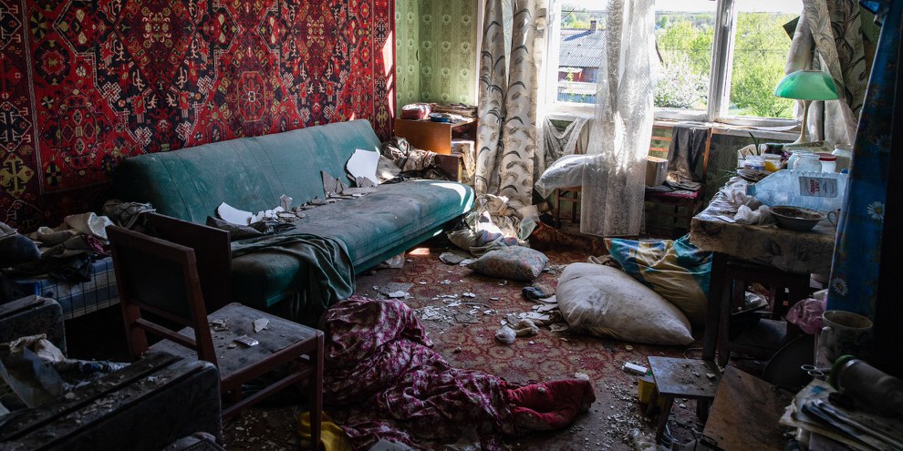 Violences sexuelles, disparitions forcées, destructions des zones civiles : en Ukraine, les violations des droits humains s’enchaînent depuis l’invasion russe. Ici la chambre d’une dame qui est décédée à la suite d’une frappe d’artillerie russe, à Slatyne, le 5 mai 2022. © Alex Chan Tsz Yuk/SOPA Images/LightRocket via Getty Images
