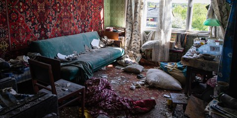 Violences sexuelles, disparitions forcées, destructions des zones civiles : en Ukraine, les violations des droits humains s’enchaînent depuis l’invasion russe. Ici la chambre d’une dame qui est décédée à la suite d’une frappe d’artillerie russe, à Slatyne, le 5 mai 2022. © Alex Chan Tsz Yuk/SOPA Images/LightRocket via Getty Images