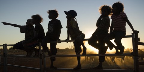 En Australie, les enfants autochtones sont plus susceptibles que les autres d’être arrêté·e·x·s ou de finir derrière les barreaux. ©  Rusty Stewart/Amnesty International