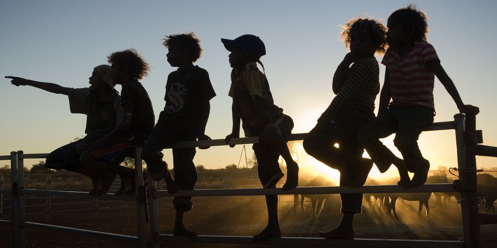 En Australie, les enfants autochtones sont plus susceptibles que les autres d’être arrêté·e·x·s ou de finir derrière les barreaux. ©  Rusty Stewart/Amnesty International