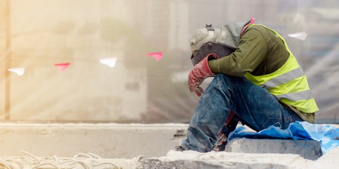 Pour préparer la Coupe du monde de foot au Qatar, les ouvriers travaillent dur, sous des températures qui atteignent parfois les 40 degrés. © Ekkasit A Siam/Shutterstock