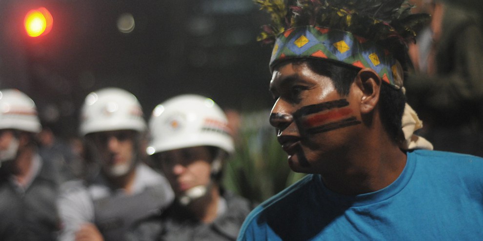 Au Brésil, des activistes autochtones ont protesté contre le manque de soutien gouvernemental pendant la pandémie du COVID-19, et pour dénoncer la déforestation illégale sur leurs territoires. ©Keystone/Sueddeutsche Zeitung Photo/Christian Tragni