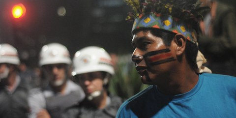 Au Brésil, des activistes autochtones ont protesté contre le manque de soutien gouvernemental pendant la pandémie du COVID-19, et pour dénoncer la déforestation illégale sur leurs territoires. ©Keystone/Sueddeutsche Zeitung Photo/Christian Tragni